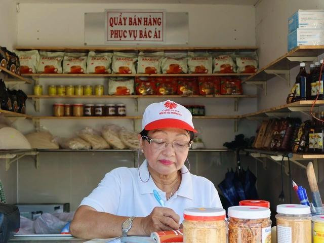 Quầy hàng phục vụ bác ái đặt trước nhà thờ có đầy đủ mặt hàng Quầy hàng phục vụ bác ái đặt trước nhà thờ có đầy đủ mặt hàng