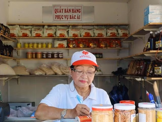 Quầy hàng phục vụ bác ái đặt trước nhà thờ có đầy đủ mặt hàng