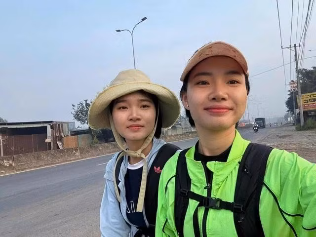 Ý Nguyện (phải) và Hoàng Nhi (trái) đã hoàn thành hành trình đi bộ 70 km từ TP.HCM về quê nghỉ tết