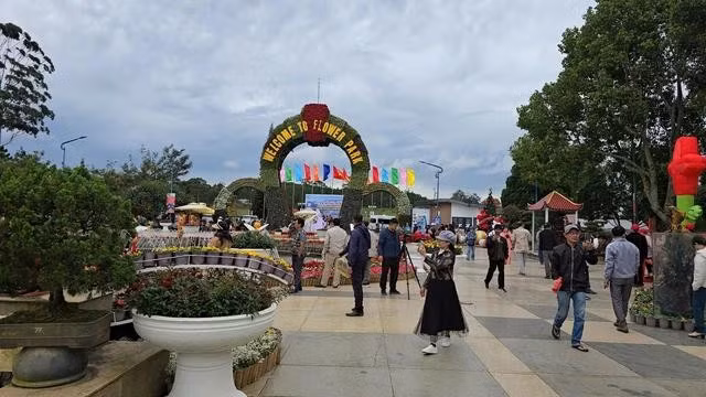 Đông đảo du khách đến Vườn hoa Đà Lạt