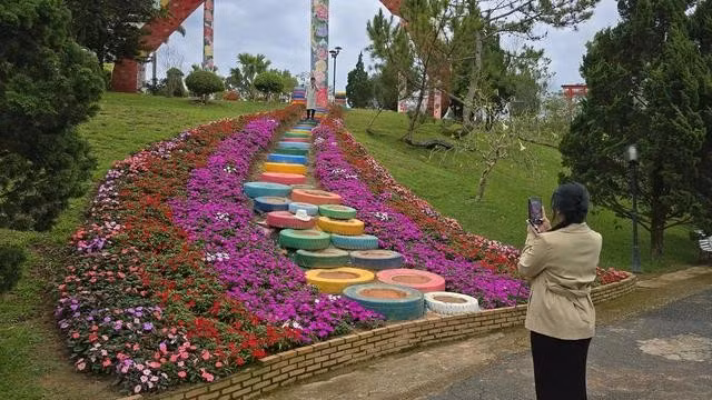 Bên sắc hoa rực rỡ