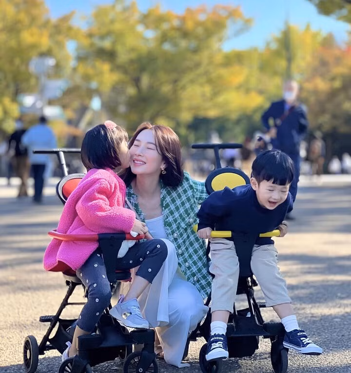 Nàng hậu dành trọn thời gian để chăm sóc các con.