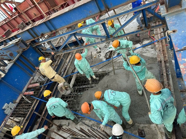 Công nhân nhà thầu Đạt Phương đổ những mẻ bê tông cuối cùng ở nhịp chính để hợp long cây cầu. Công nhân nhà thầu Đạt Phương đổ những mẻ bê tông cuối cùng ở nhịp chính để hợp long cây cầu.