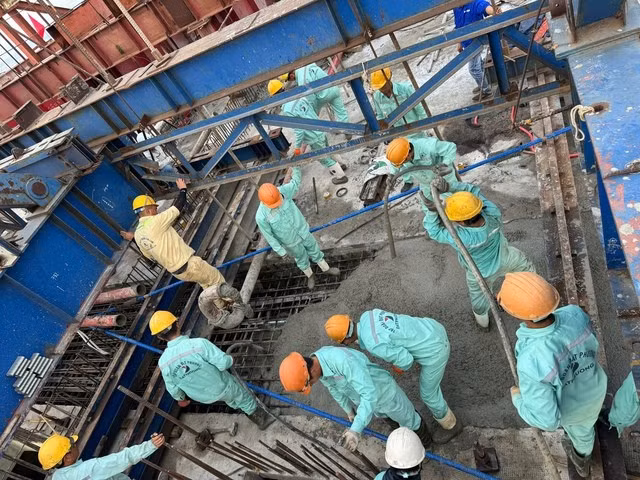 Công nhân nhà thầu Đạt Phương đổ những mẻ bê tông cuối cùng ở nhịp chính để hợp long cây cầu.