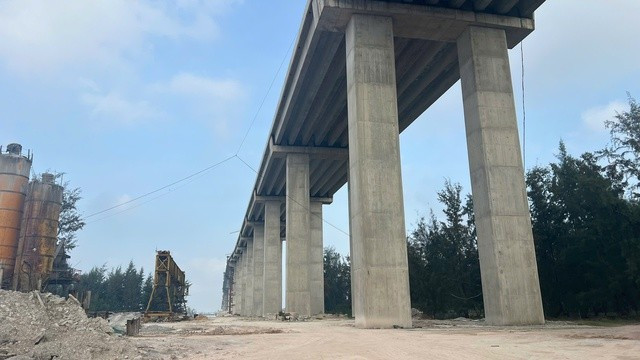 Một trong 36 nhịp Super T, đoạn ở phía Nam cửa biển Thuận An. Một trong 36 nhịp Super T, đoạn ở phía Nam cửa biển Thuận An.