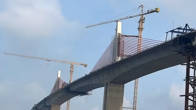 Nhịp chính sử dụng kết cấu dầm – cáp hỗn hợp (Extradosed) dài 458 m