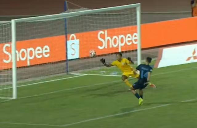 Junildo có hay đến mấy cũng không thể cứu thua trong tình huống như thế này