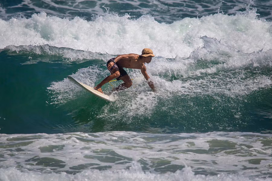 Từ sau dịch COVID-19, lướt sóng là môn thể thao sôi động diễn ra quanh năm trên biển Đà Nẵng. Không chỉ du khách quốc tế mà du khách trong nước và người dân Đà Nẵng cũng ưa chuộng trò chơi mạo hiểm này.