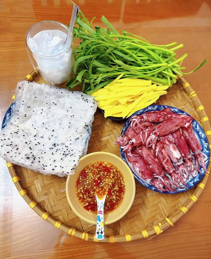 Mực trứng hấp giòn ngọt kết hợp với rau muống sống giòn mát, xoài chua ngọt và bánh tráng mè đen. Mực trứng hấp giòn ngọt kết hợp với rau muống sống giòn mát, xoài chua ngọt và bánh tráng mè đen.