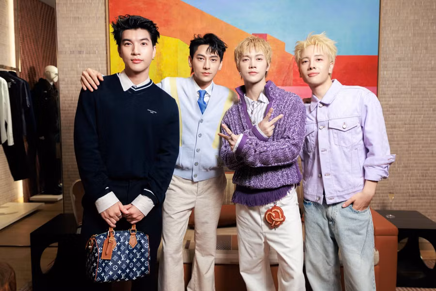 Ca sĩ Isaac (thứ hai từ trái sang) xuất hiện với vẻ ngoài trẻ trung cùng các anh trai HIEUTHUHAI, JSOL và Nicky. Anh lựa chọn thiết kế áo len dệt kim với tông màu nhã nhặn, phối cùng sơ mi trắng tối giản. Sự xuất hiện của các ca sĩ nhanh chóng thu hút sự chú ý của giới truyền thông và khách mời có mặt tại sự kiện