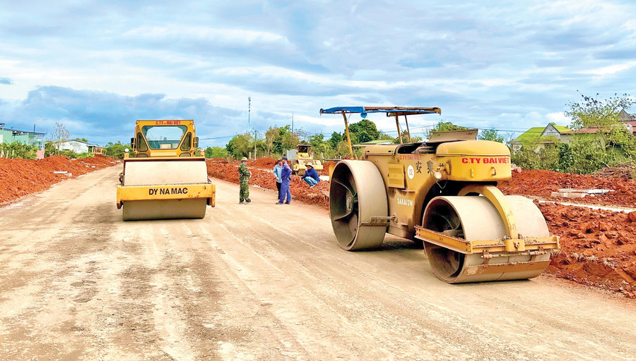 Dự án đường hành lang kinh tế phía Đông tỉnh khi hoàn thành sẽ tạo động lực thúc đẩy phát triển kinh tế-xã hội. Ảnh: H.D 1-70.jpg
