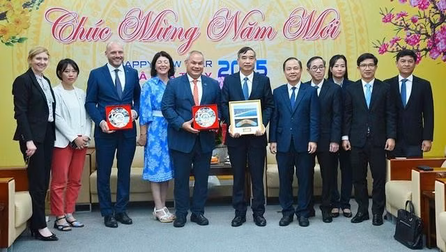 Ông Lê Trung Chinh, Chủ tịch UBND TP.Đà Nẵng, đón tiếp ông Tom Tate, Thị trưởng TP.Gold Coast