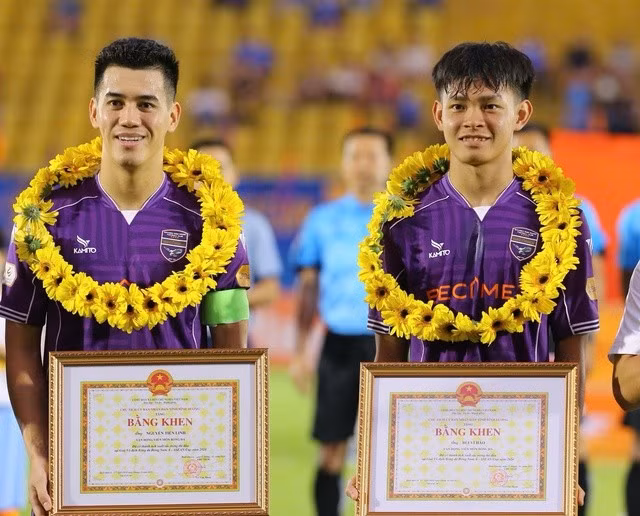 Tiến Linh (trái) nổi bật trong cuộc đua danh hiệu QBV Việt Nam 2024