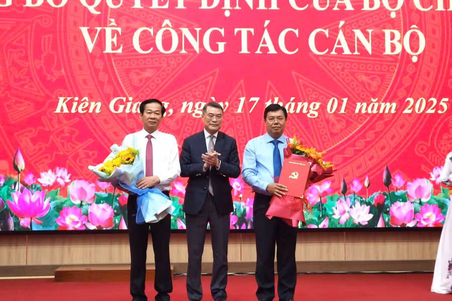 Ông Lê Minh Hưng - Trưởng Ban Tổ chức Trung ương (giữa) trao quyết định, tặng hoa chúc mừng ông Nguyễn Tiến Hải (bên phải) và tặng hoa chúc mừng ông Đỗ Thanh Bình (bên trái).