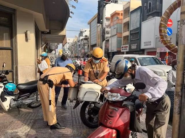 Đỗ xe trên vỉa hè trái phép, người đi xe máy có thể bị phạt 400.000 - 600.000 đồng