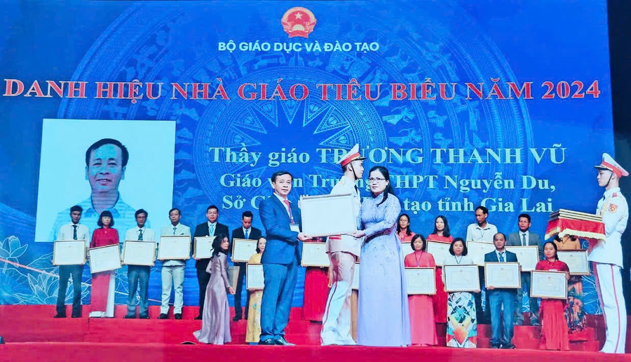 thay-truong-thanh-vu-truong-thpt-nguyen-du-huyen-krong-pa-vinh-du-nhan-bang-khen-cua-bo-truong-bo-gd-dt-anh-nvcc.jpg