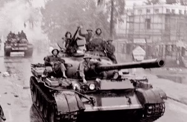 Đại uý Nguyễn Đức Trọng (ngoài cùng bên phải) cùng đồng đội trên xe tăng tấn công vào Dinh Độc Lập.