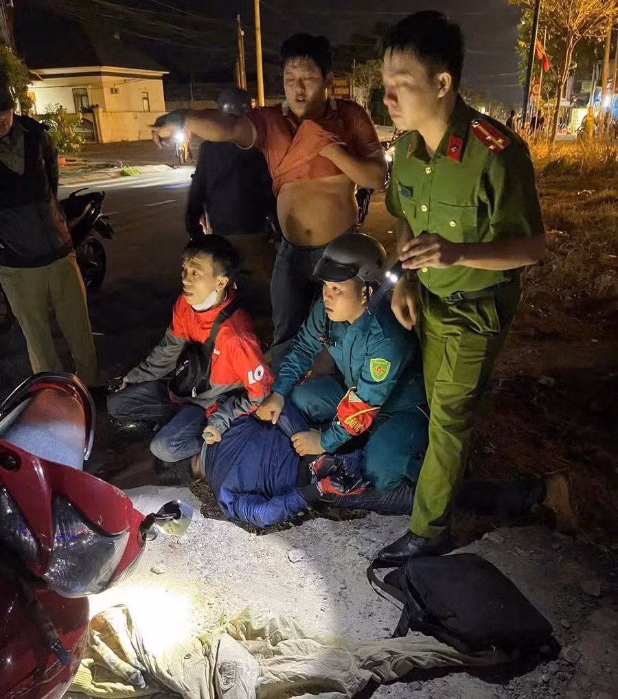 Đối tượng Đỗ Tuấn Anh, bị khống chế nằm dưới đất