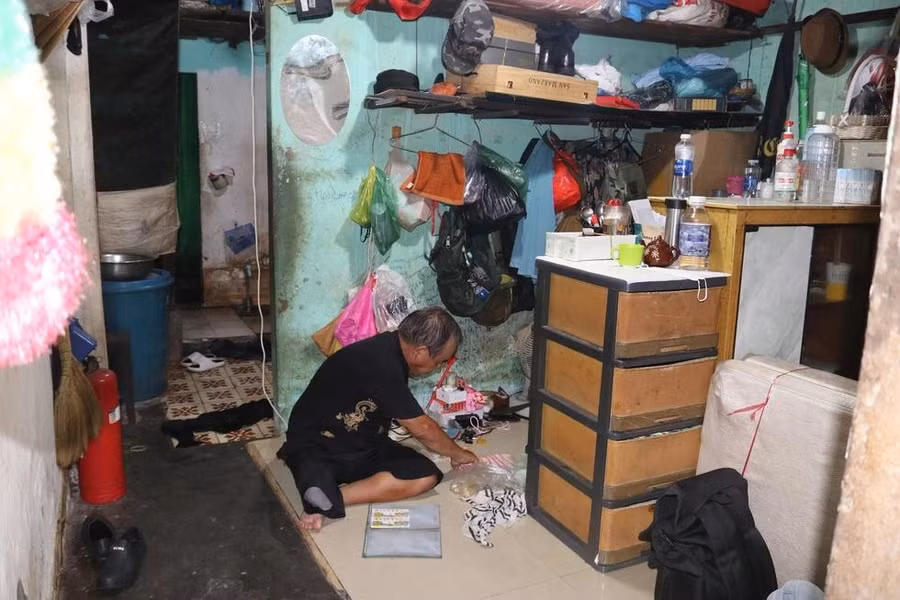 Căn nhà nhỏ với khoảng 20 người sinh sống cùng làm nghề bán vé số