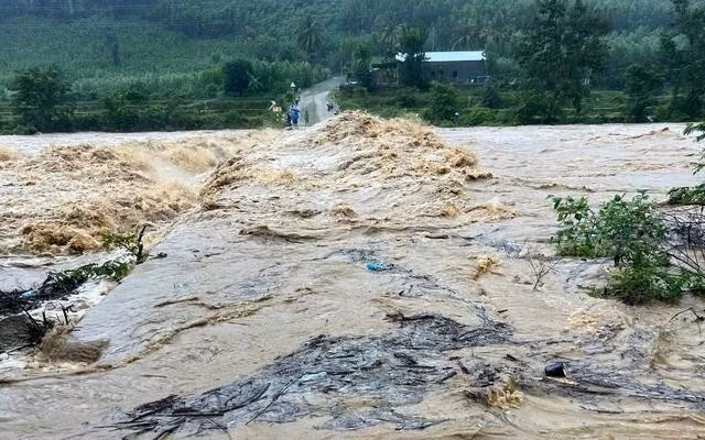 Nước lũ chảy xiết, tràn qua cầu Nước Lương (xã Đăk Mang, H.Hoài Ân, Bình Định)