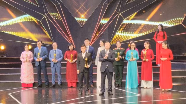 Ông Nguyễn Thanh Lâm, Tổng giám đốc Đài THVN, Chủ tịch LHTHTQ lần thứ 42, trao giải vàng cho đại diện Báo Thanh Niên với tác phẩm Tội ác trong Mái ấm Hoa Hồng (thể loại video trên nền tảng số: Tin tức chính luận)