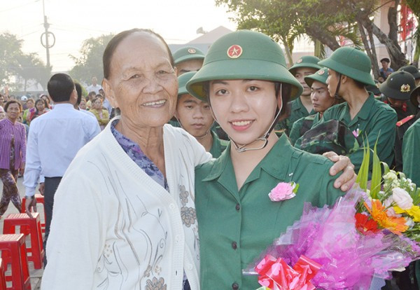 Cô Tư Lan động viên nữ tân binh huyện Mỹ Xuyên lên đường làm nghĩa vụ bảo vệ Tổ quốc. Cô Tư Lan động viên nữ tân binh huyện Mỹ Xuyên lên đường làm nghĩa vụ bảo vệ Tổ quốc.