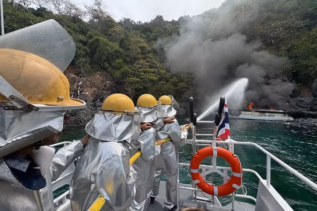 Lực lượng cứu hỏa đang phun nước dập tắt ngọn lửa đã thiêu rụi chiếc tàu cao tốc. Ảnh: Văn phòng hàng hải Phuket