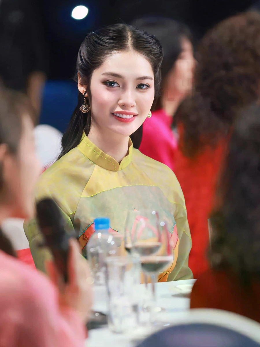 Quyết định trở lại đường đua nhan sắc dù từng giành thành tích cao ở một cuộc thi quốc tế của Nông Thúy Hằng khiến nhiều người bất ngờ. Chia sẻ về lý do, người đẹp 26 tuổi nói bản thân không ngủ quên trong chiến thắng. Thay vào đó, cô luôn cố gắng làm mới mình mỗi ngày. Đó là lý do sau khi cân nhắc, chân dài quê Hà Giang quyết định ghi danh Miss Cosmo Vietnam 2025 Quyết định trở lại đường đua nhan sắc dù từng giành thành tích cao ở một cuộc thi quốc tế của Nông Thúy Hằng khiến nhiều người bất ngờ. Chia sẻ về lý do, người đẹp 26 tuổi nói bản thân không ngủ quên trong chiến thắng. Thay vào đó, cô luôn cố gắng làm mới mình mỗi ngày. Đó là lý do sau khi cân nhắc, chân dài quê Hà Giang quyết định ghi danh Miss Cosmo Vietnam 2025