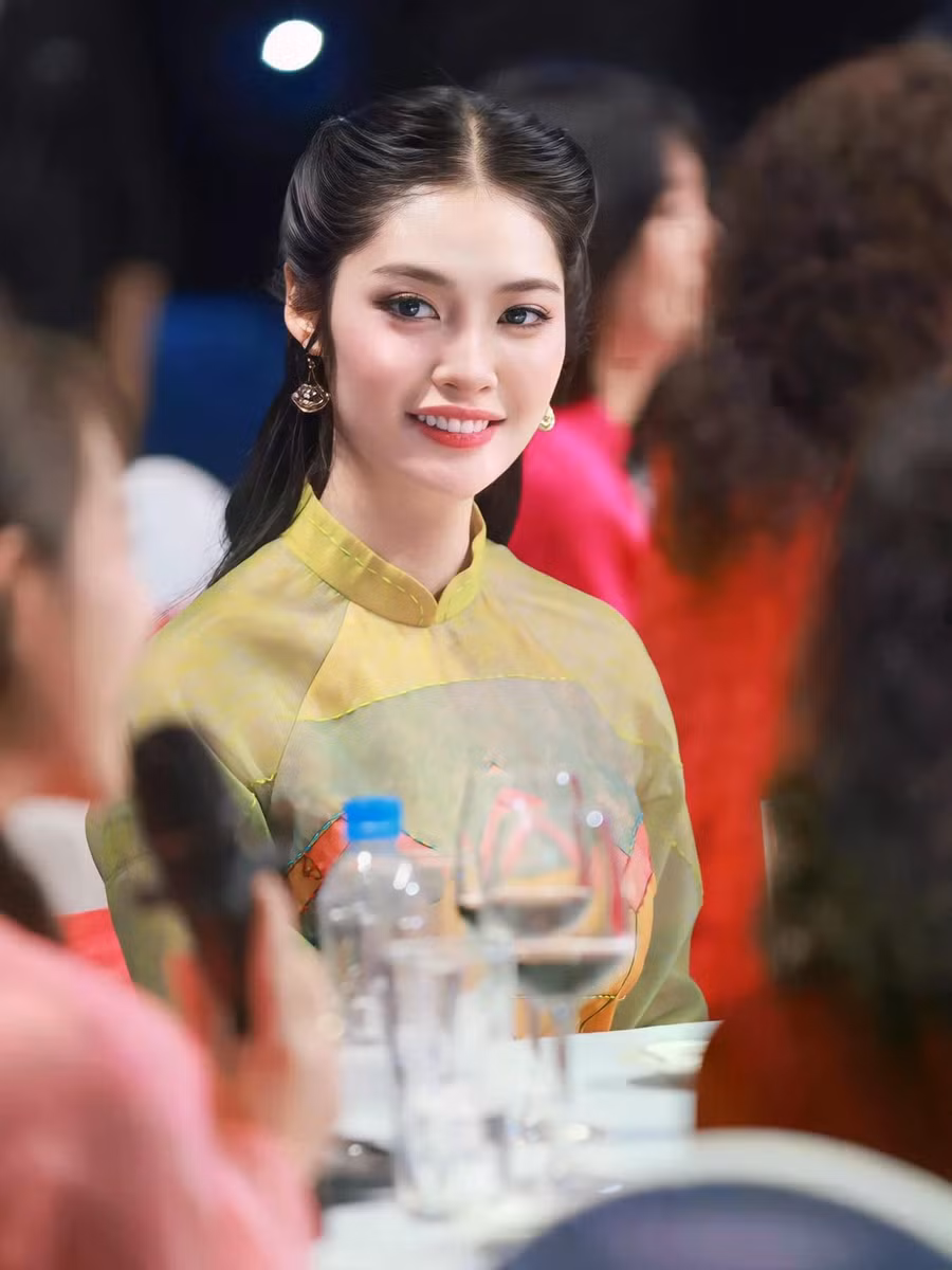 Quyết định trở lại đường đua nhan sắc dù từng giành thành tích cao ở một cuộc thi quốc tế của Nông Thúy Hằng khiến nhiều người bất ngờ. Chia sẻ về lý do, người đẹp 26 tuổi nói bản thân không ngủ quên trong chiến thắng. Thay vào đó, cô luôn cố gắng làm mới mình mỗi ngày. Đó là lý do sau khi cân nhắc, chân dài quê Hà Giang quyết định ghi danh Miss Cosmo Vietnam 2025