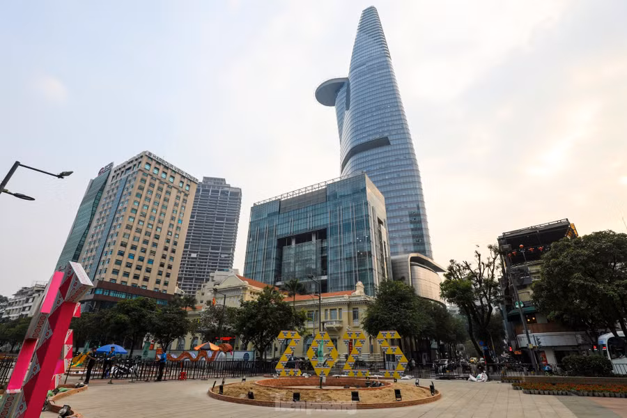 Với chủ đề "Non sông gấm hoa, vui xuân thái hòa", đường hoa năm nay được phân thành 3 phân đoạn "Kết đoàn", "Chuyển mình" và "Phát triển", thể hiện những chặng đường lịch sử của dân tộc Việt Nam.