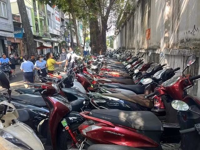 Khoảng 200 xe máy đậu trái phép trên vỉa hè đường Phạm Hữu Chí khi tổ công tác kiểm tra
