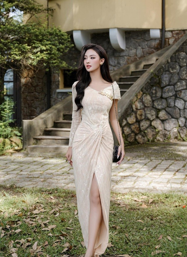 Dáng đuôi cá uyển chuyển với những đường cắt phiêu lãng mà đầy chủ đích, ôm lấy đường cong cơ thể một cách hoàn mỹ. Gam nude trang nhã được chế tác trên nền vải tulle và ren mi bay bổng, mê hoặc trong từng chuyển động