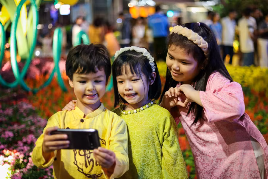 Các em nhỏ cũng hào hứng check in ở đường hoa Nguyễn Huệ năm nay