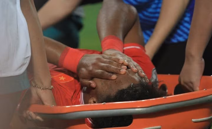 Xuân Son ôm mặt đau đớn.