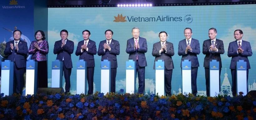Tổng Bí thư Tô Lâm cùng nhiều lãnh đạo bộ, ngành ấn nút khai trương đường bay thẳng. (Nguồn: VOV) Tổng Bí thư Tô Lâm cùng nhiều lãnh đạo bộ, ngành ấn nút khai trương đường bay thẳng. (Nguồn: VOV)