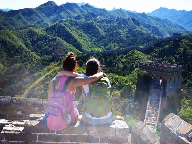 Du khách Mỹ Latifah Al-Hazzan cùng bạn ngắm Vạn Lý Trường Thành
