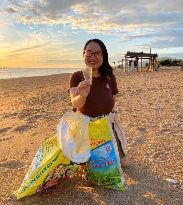 Suốt 1 năm qua, chị Lư miệt mài nhặt rác làm sạch biển