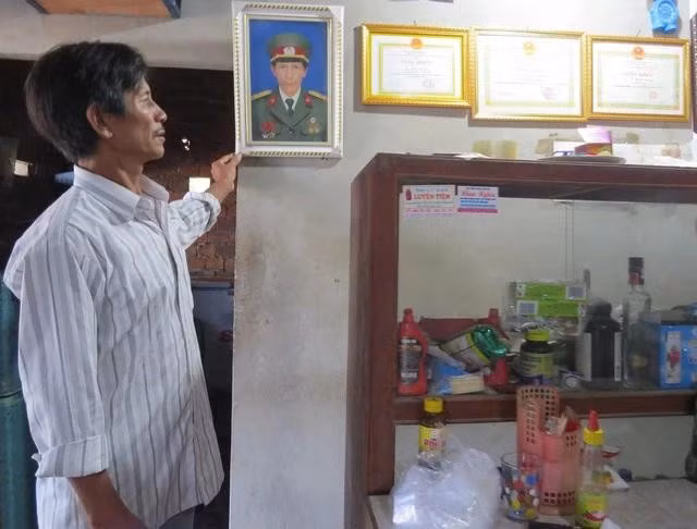 Ông Dưỡng được trao giấy khen vì hành động dũng cảm cứu người