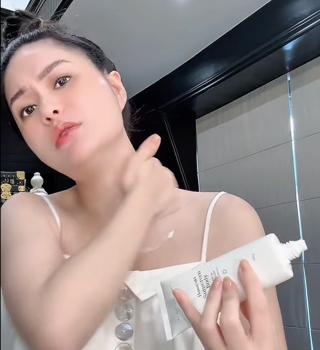 Trong một clip, Đoàn Di Băng nói đã dùng sản phẩm trước khi bán và khuyên khách hàng mua để chống nắng. Ảnh chụp màn hình Trong một clip, Đoàn Di Băng nói đã dùng sản phẩm trước khi bán và khuyên khách hàng mua để chống nắng. Ảnh chụp màn hình