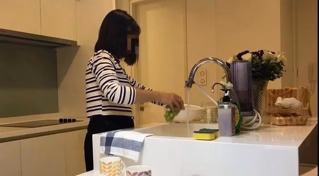 Vào bếp là chuyện khá xa lạ với nhiều bạn trẻ