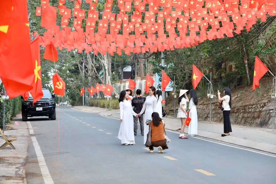 Những ngày này, các con đường cờ ở Đà Lạt (Lâm Đồng) trở thành điểm check-in yêu thích của giới trẻ và du khách.