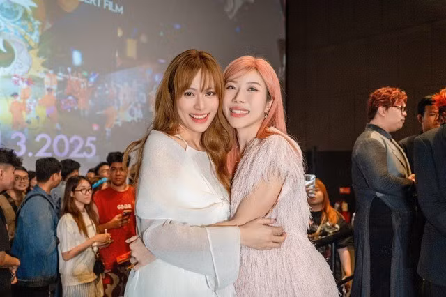 Trang Pháp đến chúc mừng Hoàng Thùy Linh