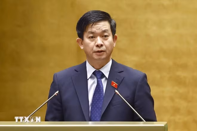 Tổng thư ký Quốc hội, Chủ nhiệm Văn phòng Quốc hội Lê Quang Tùng trình bày báo cáo. (Ảnh: Doãn Tấn/TTXVN)