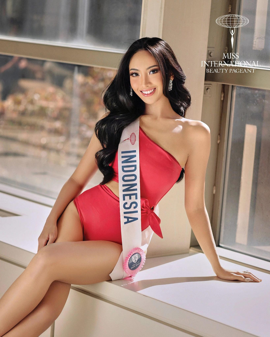 Thiết kế áo tắm lệch vai giúp người đẹp Indonesia khoe vóc dáng chuẩn cùng nhan sắc ngọt ngào