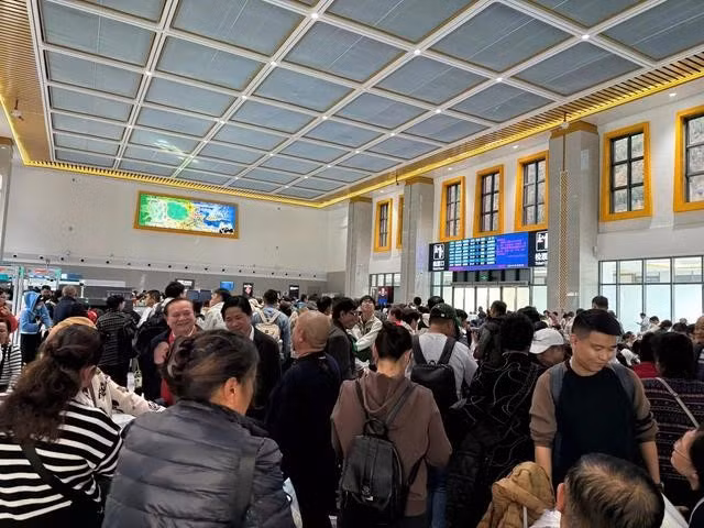 Du khách tấp nập tại trạm tàu từ Thành Đô lên Cửu Trại Câu