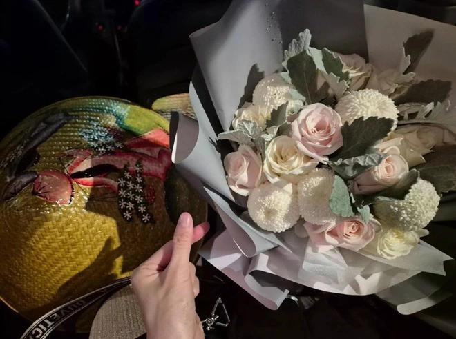 Seo Ye Ji khoe những món quà do fan Việt tặng khi đến Đà Nẵng Seo Ye Ji khoe những món quà do fan Việt tặng khi đến Đà Nẵng