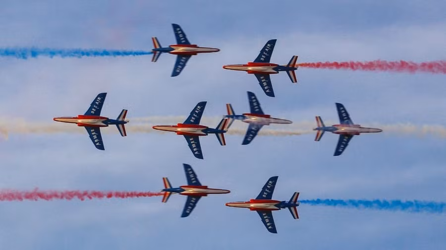 Máy bay phản lực Alpha bay trong một buổi trình diễn nhào lộn trên bầu trời Hy Lạp tại Tuần lễ bay Athens ở Căn cứ không quân Tanagra gần Athens, Hy Lạp vào ngày 22/9/2019. (Getty Images)