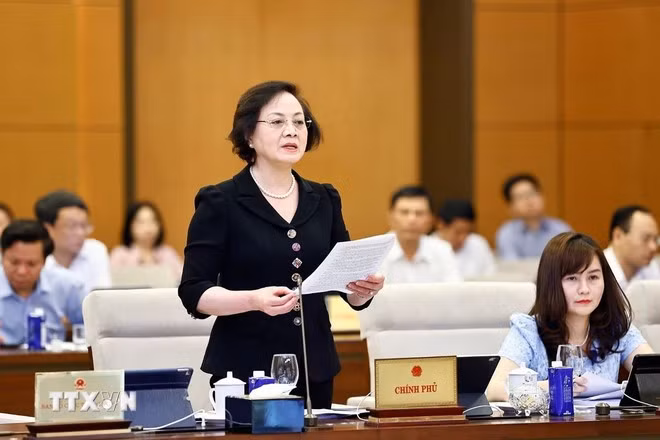 Bộ trưởng Bộ Nội vụ Phạm Thị Thanh Trà trình bày tóm tắt tờ trình chung. (Ảnh: Doãn Tấn/TTXVN)