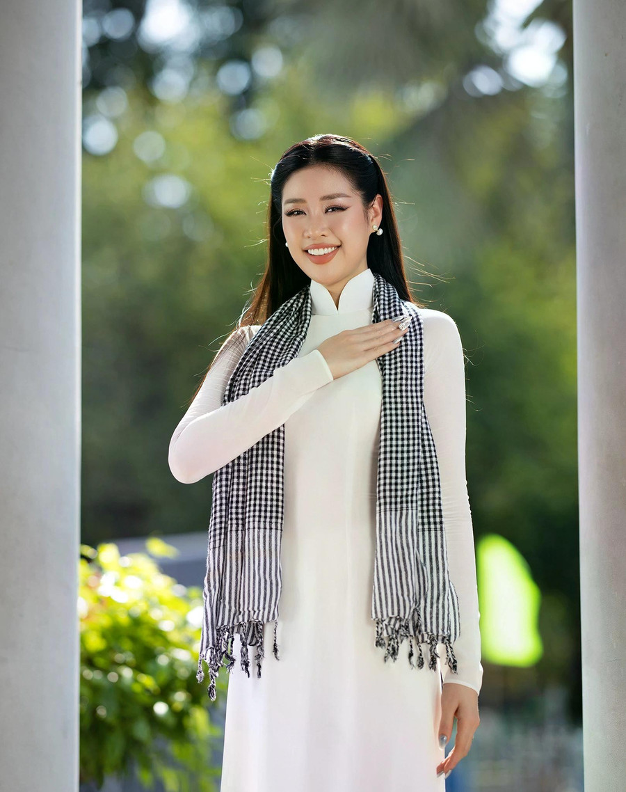 Hoa hậu Khánh Vân thực hiện bộ ảnh áo dài tại những địa điểm quen thuộc của thành phố