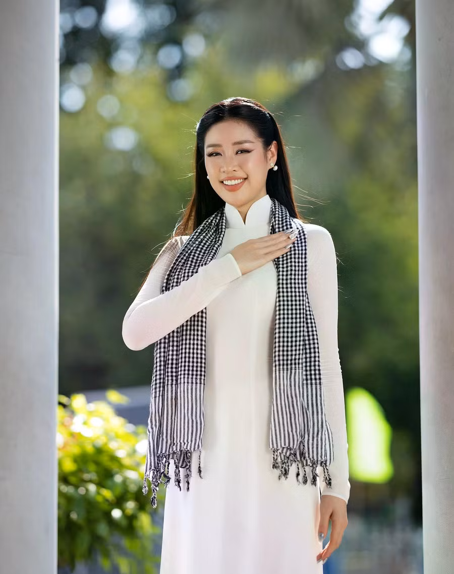 Hoa hậu Khánh Vân thực hiện bộ ảnh áo dài tại những địa điểm quen thuộc của thành phố